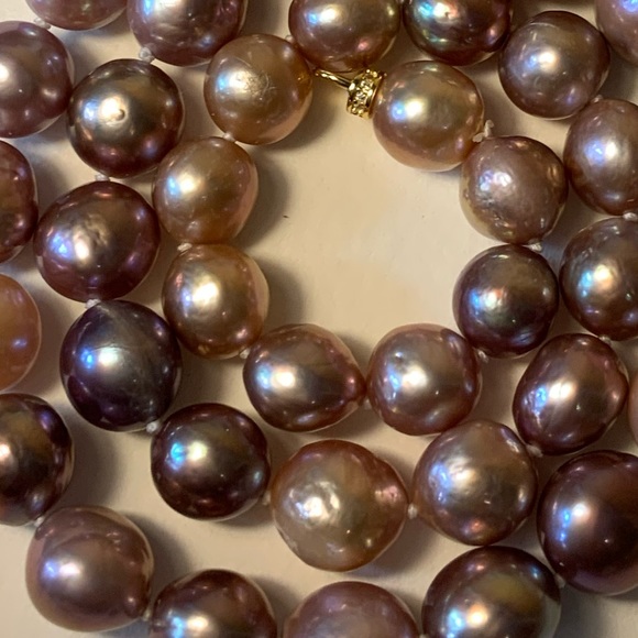 🌷NWT silk knotted strand of large lilac pearls - Picture 4 of 8